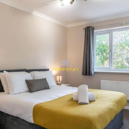 Cosy 2 Bed & Free Parking. Near Heathrow/Pinewood Villa Слау Екстериор снимка
