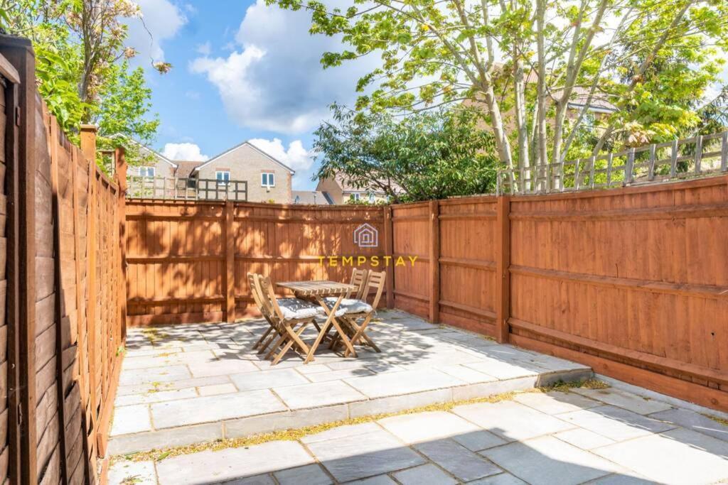 Cosy 2 Bed & Free Parking. Near Heathrow/Pinewood Villa Слау Екстериор снимка