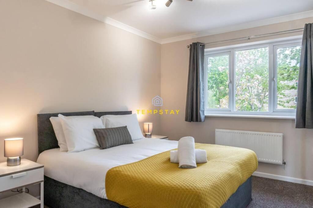Cosy 2 Bed & Free Parking. Near Heathrow/Pinewood Villa Слау Екстериор снимка