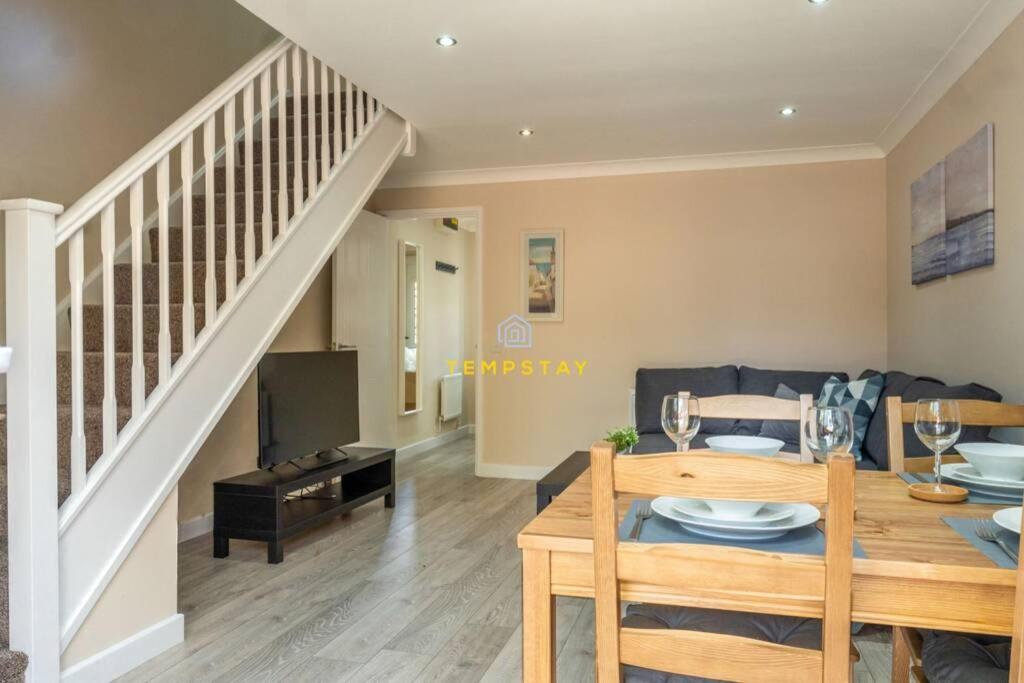 Cosy 2 Bed & Free Parking. Near Heathrow/Pinewood Villa Слау Екстериор снимка