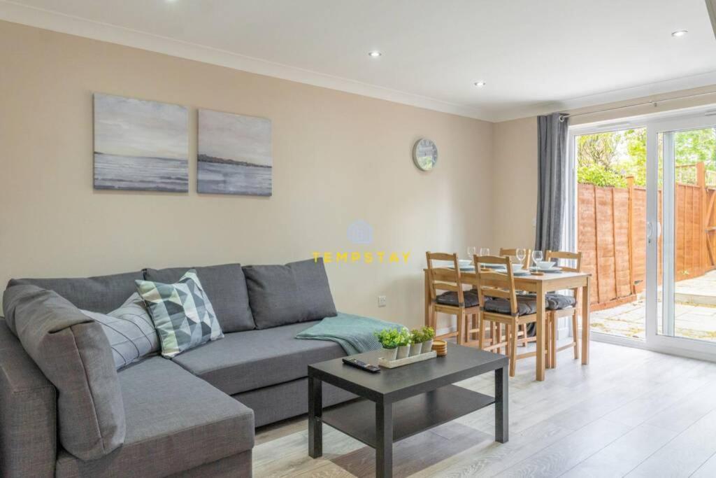 Cosy 2 Bed & Free Parking. Near Heathrow/Pinewood Villa Слау Екстериор снимка