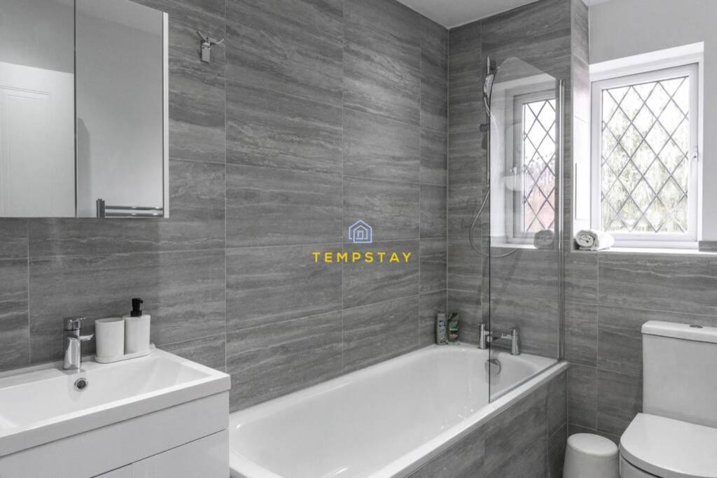 Cosy 2 Bed & Free Parking. Near Heathrow/Pinewood Villa Слау Екстериор снимка